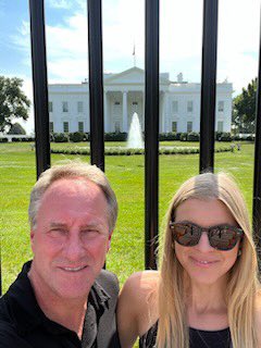 ditte_rieland's tweet photo. Meget pæn græsplæne, der er ligeså grøn som #dkbiz grønne ambitioner i mulighedernes land 🇺🇸 Og ja, @LarsSandahlS og jeg så lige Biden på farten. Hele besøget værd 🙏 https://t.co/IBkogmis4S