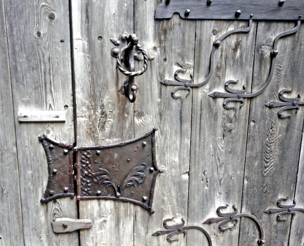 Burg Finstergrün, Ramingstein, isn't only a good example of early 20C Austrian medievalism, but also of the Arts and Craft movement. Throughout there are lots of details such as this gorgeous wooden gate with decorative iron hinges &amp; handle. #adoorablethurday #ironworkthursday