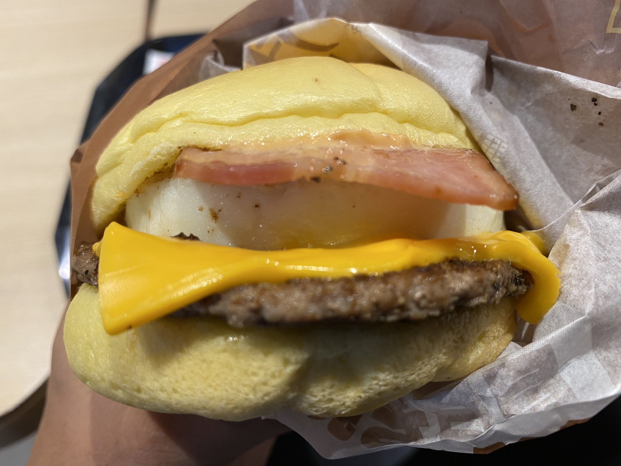 岸 靖 今日の初飯はまだ今季食べていない月見バーガーとナゲット柚子七味ソースでお願いします T Co Nxngsoi0or Twitter