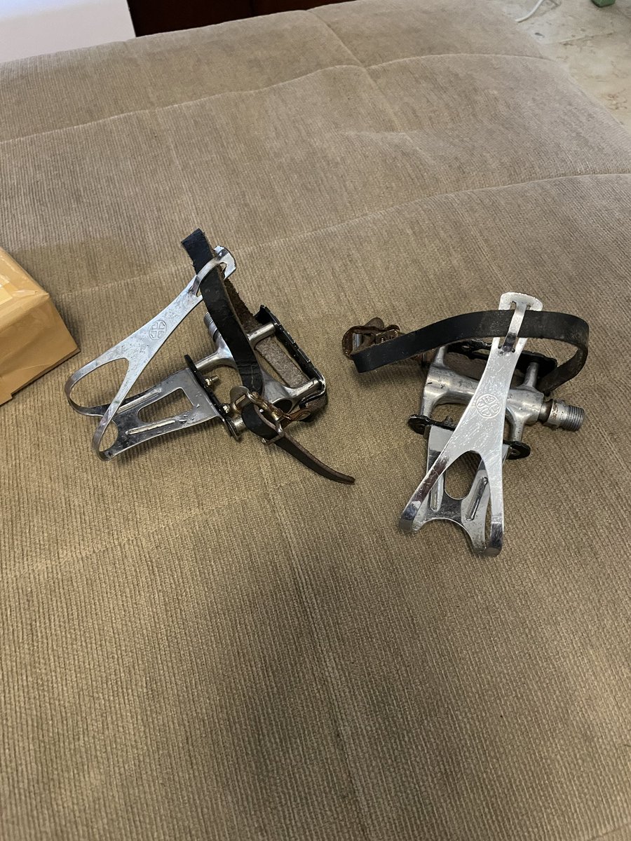 BerjualanS's tweet photo. #fnfjb pedal brain toeclip vp size m single leather strap pedalset toe clip 100rb saja, 0817728948, jakarta selatan https://t.co/n3dn8XlwLk