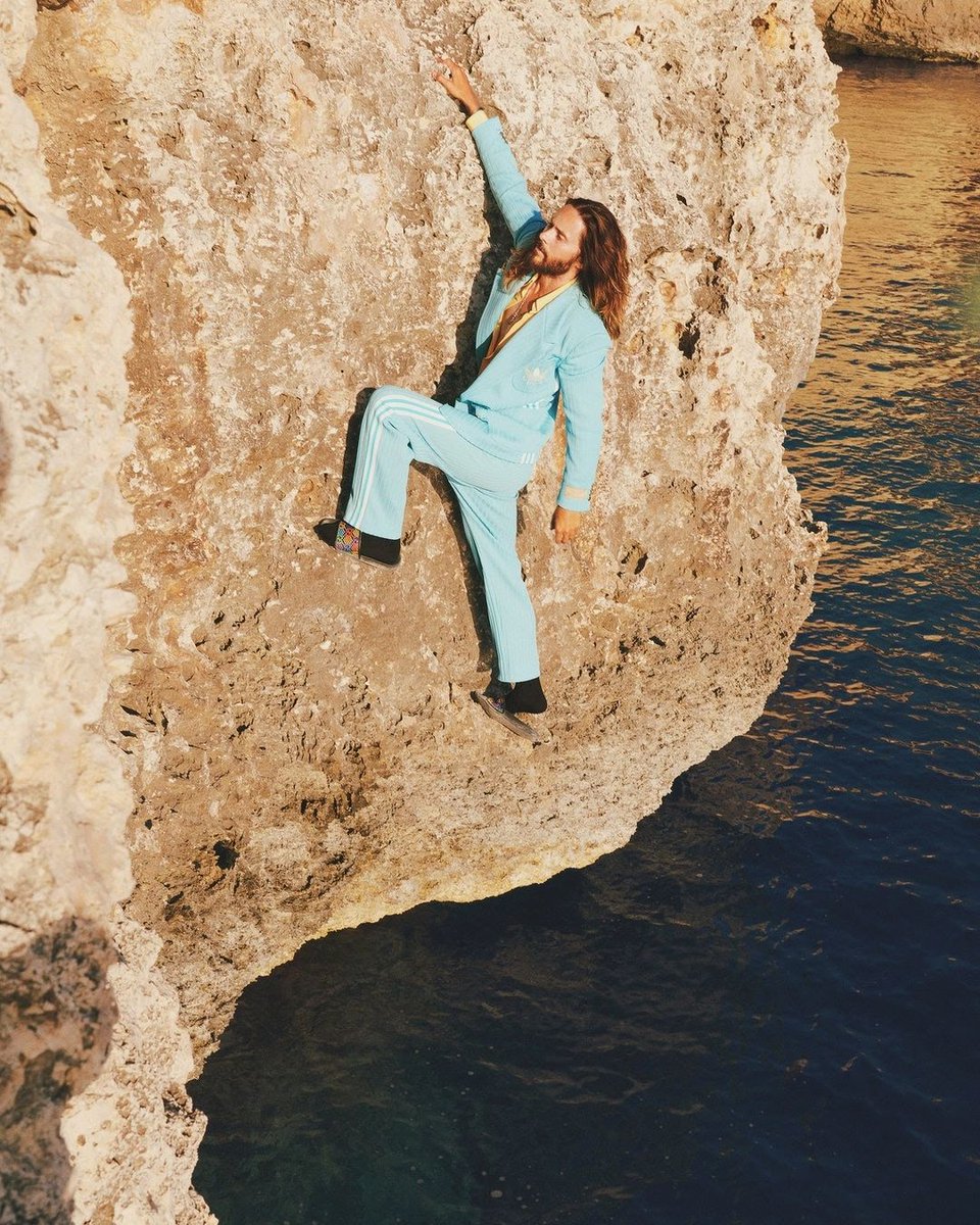 Knockahore's tweet photo. Can we just all stop!!
Climbing in sliders, not good! Fur like coat in boiling sun not good, swimming in a long coat, not good! But no one ever believed @JaredLeto was good did they?
#gucciadidas @GQMagazine #Germany #JaredLeto https://t.co/EvX4sNndLs