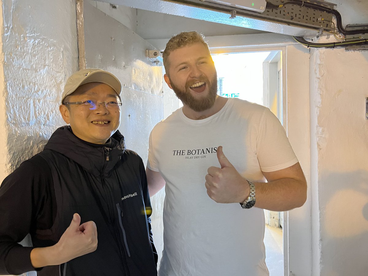 islay_tokyo's tweet photo. 凄い偶然!
日本でお馴染みのブルックラディアンバサダー、Jack Chambers氏とアイラ島で再会!
#bruichladdich
#islaymagic https://t.co/9Kpz3p937s