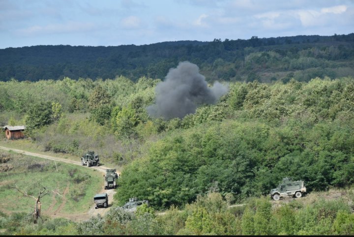 Maj Gen Graham addresses 156 Regt and partnered 🇭🇷 forces during Ex SAVA STAR in Croatia. The General observed a demo showcasing the capabilities of a mechanised infantry platoon consisting of 🇬🇧 &amp; 🇭🇷 soldiers. @101_Log_Bde <a href="/UKArmyLogistics/">The Royal Logistic Corps</a>