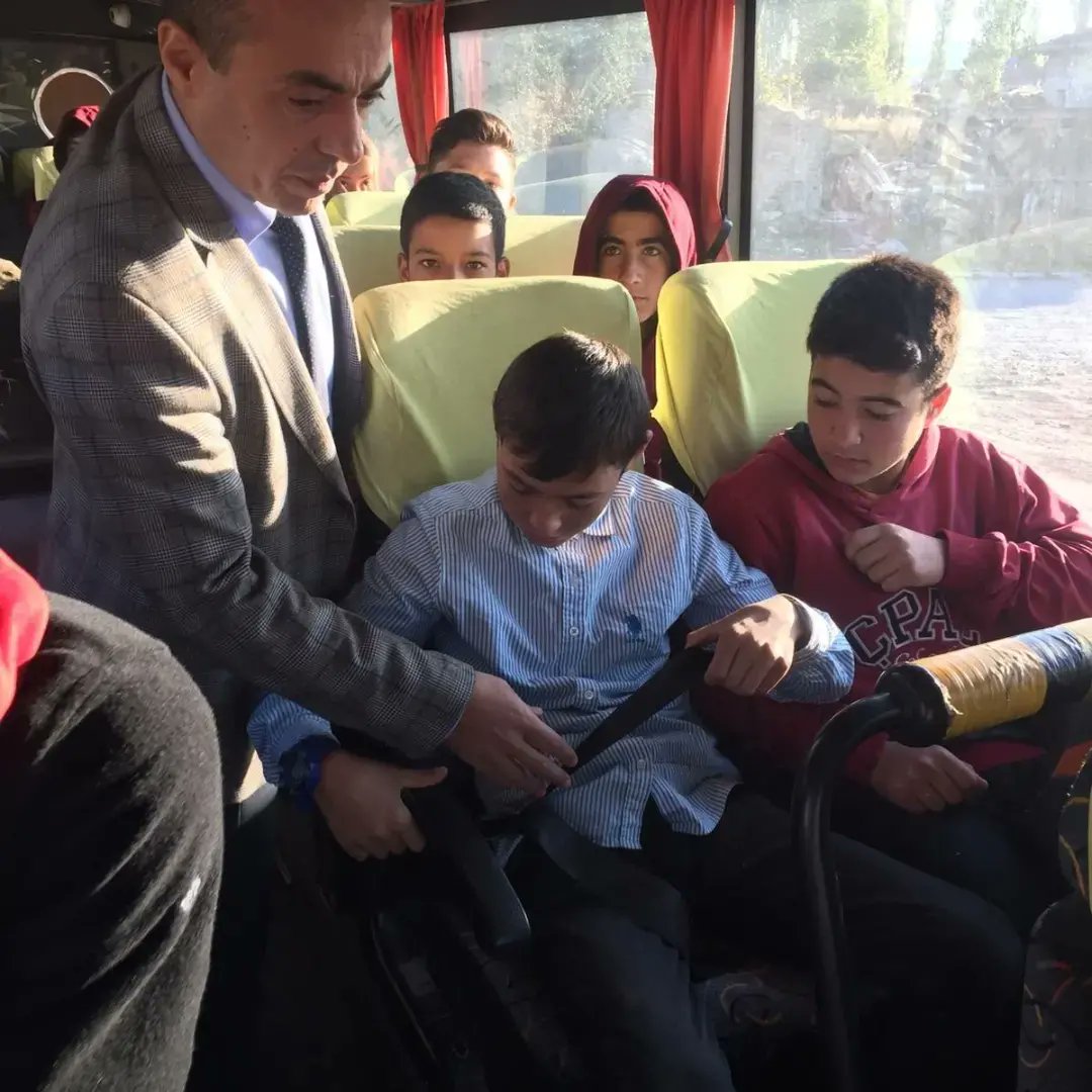 ÖNCE GÜVENLİK
İlçe Milli Eğitim Müdürümüz İbrahim Badak ilçemiz taşımalı öğrenci servislerini denetledi.
Taşımalı öğrencilerimizle sohbet ederek taşıma hizmeti ile ilgili bilgi aldı.