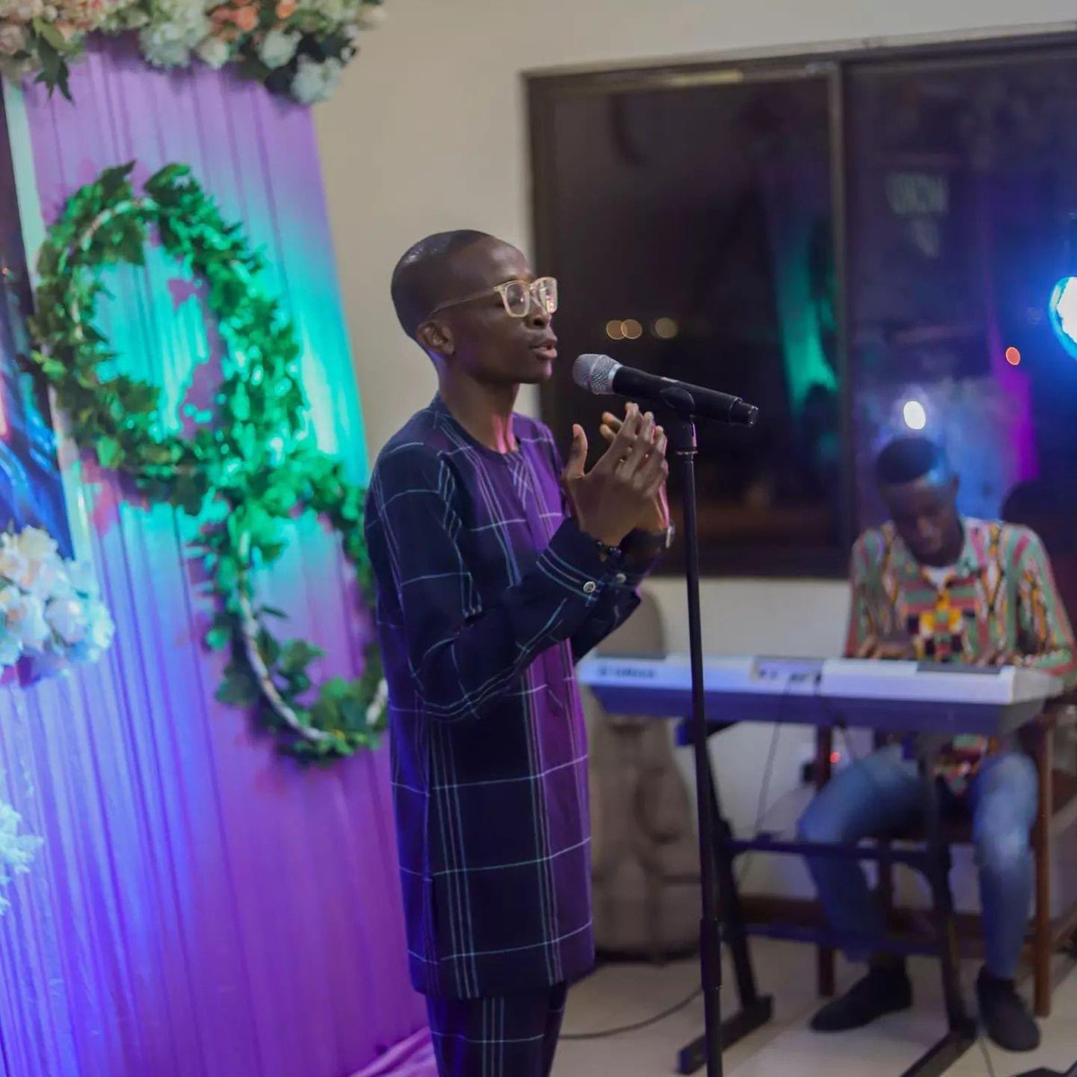 Vbuqsworld's tweet photo. Picture highlights of host @kingwonderword at “WORD UP CONCERT” the other weekend 🌴
#vbuqsworld #wordupconcert #gospelblog https://t.co/dNN0BBQj4r