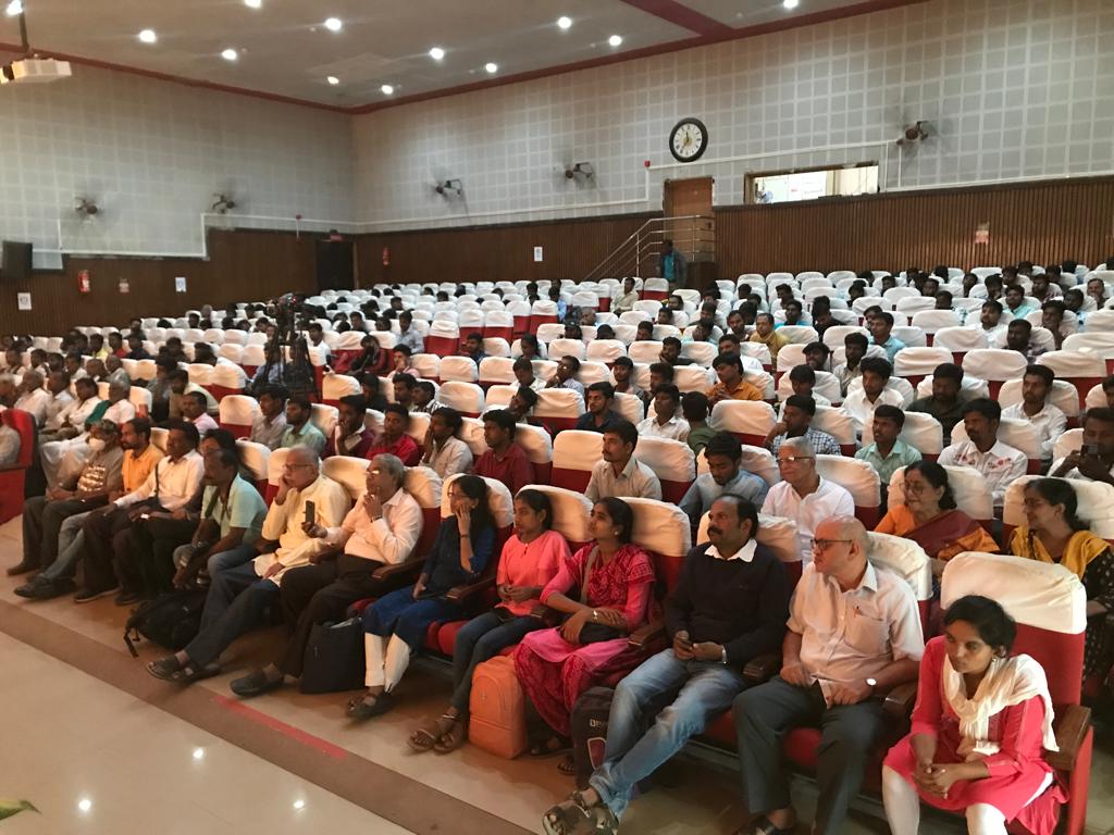 AIDYO_MP's tweet photo. State level convention of Unemployed youths organised in Bengaluru by All India Unemployed Youth Struggle Committee Karnataka.
Addressing the audience Former Lokayuktha of Karnataka Jutice Santosh Hegde &amp; Com G.S Kumar of AIDYO
#AIUYSC
#unemployment @MPYBSANGH0522 @AidyoKarnataka https://t.co/iShwYrU5lR