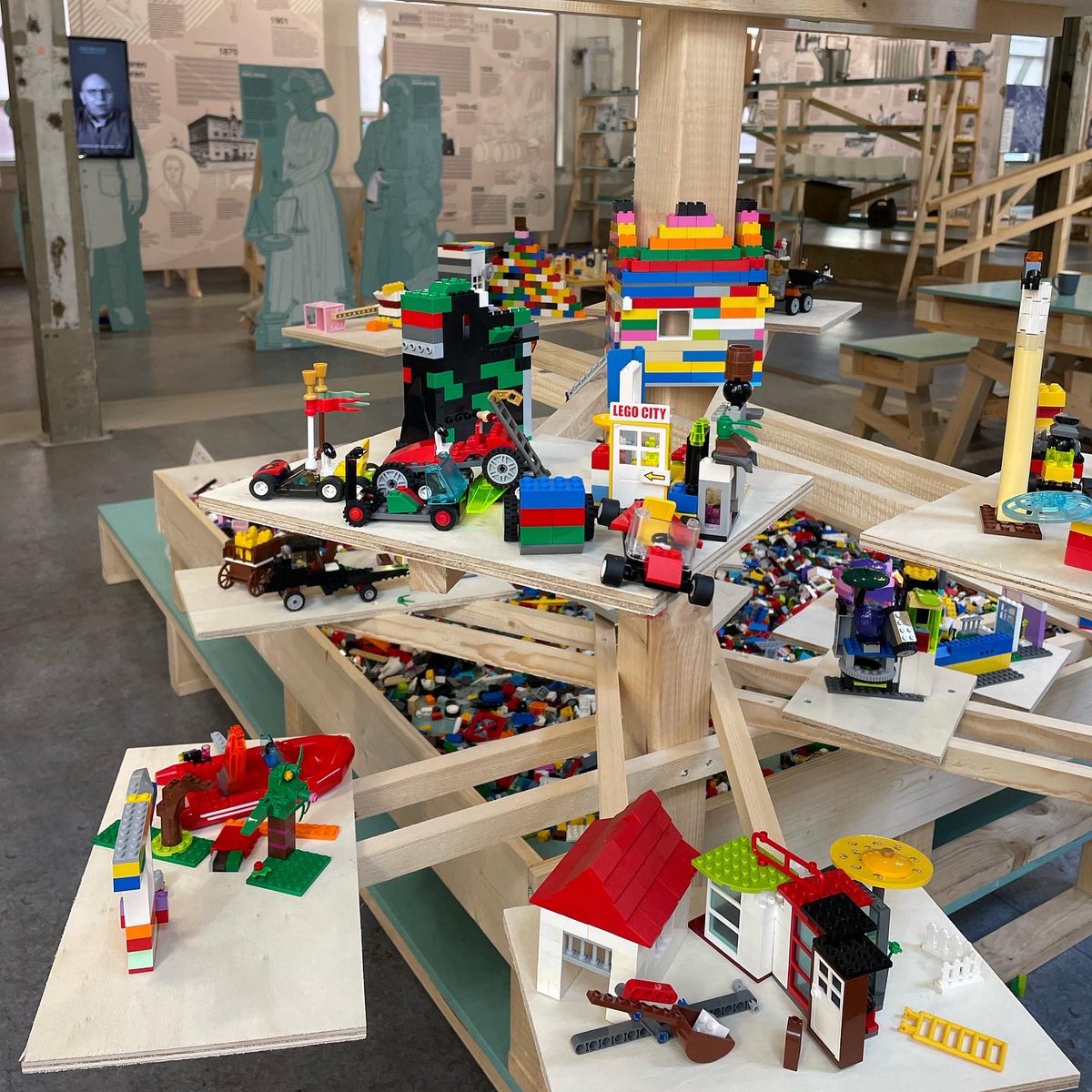 EXPOGOUDAMAAKT's tweet photo. Nog 4️⃣ dagen. Kom kijken naar de Goudse maakindustrie van vroeger, nu én later. Tijdens thema ‘Bouw &amp; Machines’ ook nieuwe innovaties: o.m. bouwen met hennep en mycelium. #expogoudamaakt #geefgoudadoor #gouda @gouda750jaar  #zondag25septemberlaatstedag https://t.co/lQNmSPKplc