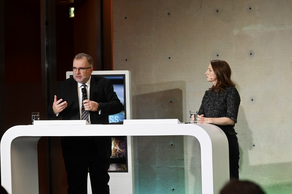 Der_BDI's tweet photo. BDI-Präsident #Russwurm beim Klimakongress: Wir haben eine Ausnahmesituation. Viele Unternehmen sind im Überlebensmodus. Wir müssen jetzt das Energieangebot erhöhen und die Preise nach unten bringen. #klimapfade https://t.co/fKbqYAfiXu