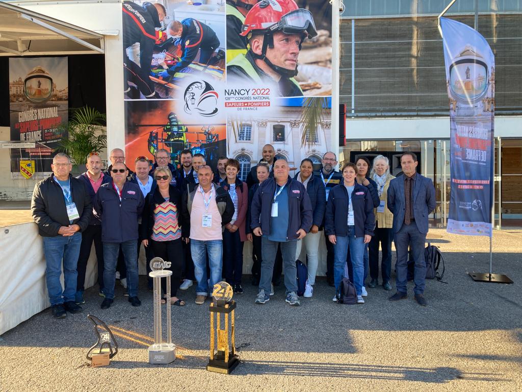 udsp37's tweet photo. Notre délégation est bien évidemment présente au @cnspf2022 🥰👨‍🚒🚒👩🏻‍🚒 
Au programme : visite des stands, conférences et carrefours .

Bien évidemment nous sommes passés sur le  stand de nos amis de la Team 18 Sapeurs-Pompiers 🏆🏍😉
#team18 #pompiers #Pats #aines https://t.co/ICL431snkP