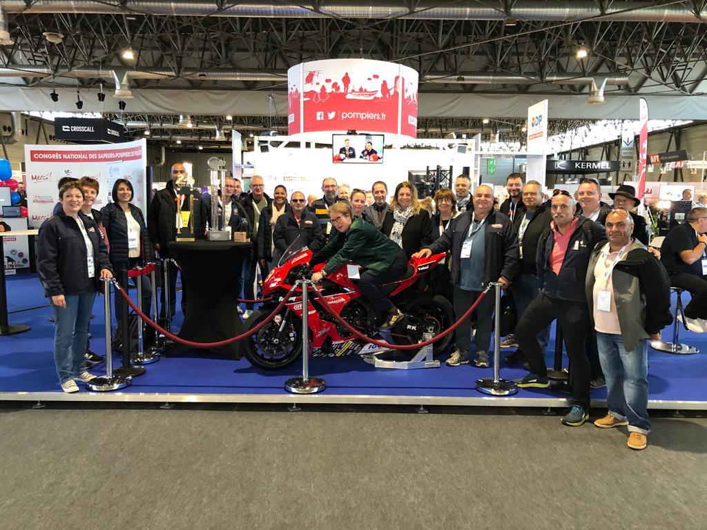 udsp37's tweet photo. Notre délégation est bien évidemment présente au @cnspf2022 🥰👨‍🚒🚒👩🏻‍🚒 
Au programme : visite des stands, conférences et carrefours .

Bien évidemment nous sommes passés sur le  stand de nos amis de la Team 18 Sapeurs-Pompiers 🏆🏍😉
#team18 #pompiers #Pats #aines https://t.co/ICL431snkP