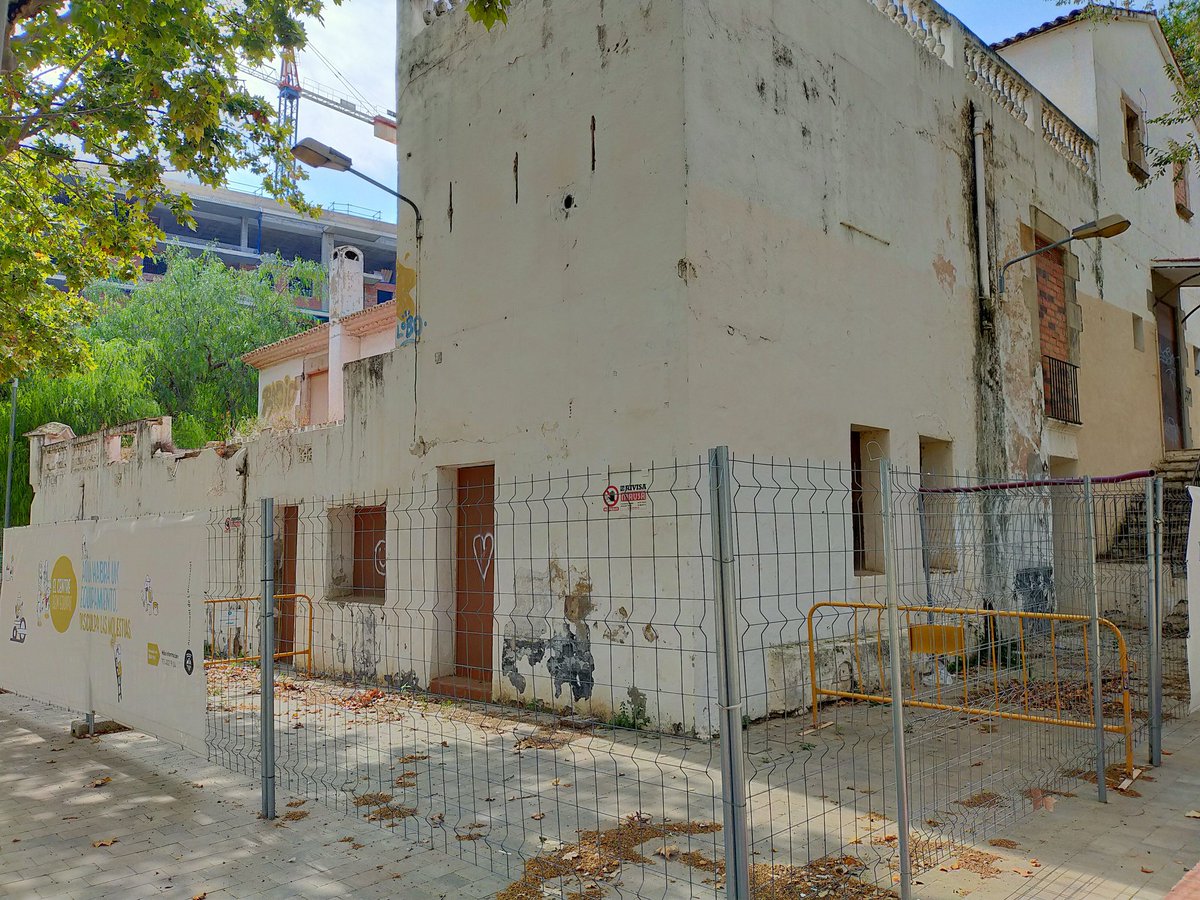 lavitrinaLH's tweet photo. ¿Seria una opció digna de valorar per la @nuriamarin i l'@LHAjuntament considerar que, no sé si em puc agosarar a dir-ho, que potser no n'hi ha per tant en realitat i és una percepció esbiaixada, ja és hora de deixar enrere l'estat indigne i patètic d'aquest parc?
#aavvlaremonta https://t.co/1Nq8dBUf99