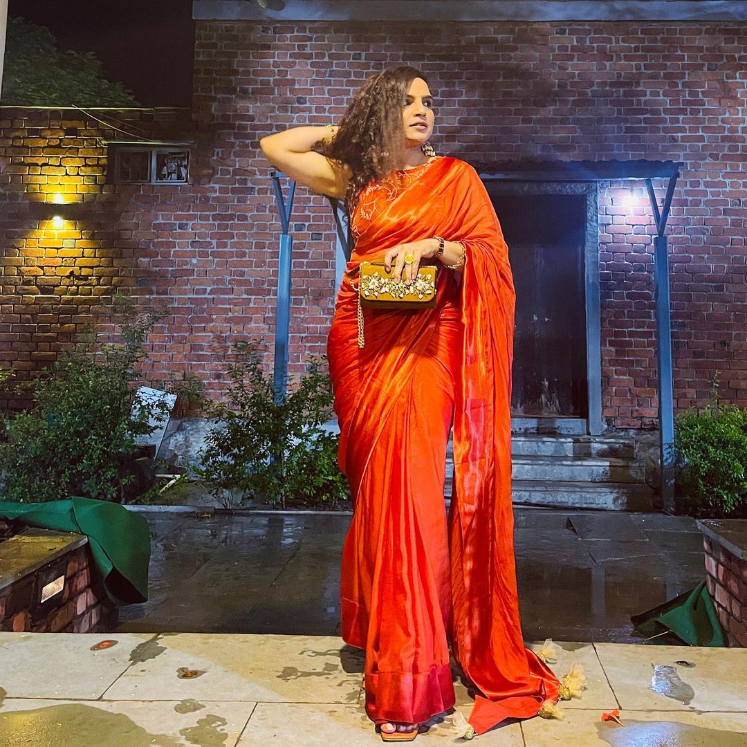 DeepaliNarwaria's tweet photo. More self love🍑

See this Instagram post https://t.co/CdH6v50DLh

#lovesaree #sareestyling #sareedraping #rustcolour #satinsaree #selfcreated #sareestylingideas #_curlyconfidence #sareenotsorry #sareeblogger #aboutlastnight✨ #saree #grwn #sareecollection https://t.co/8Zi01pD5aP