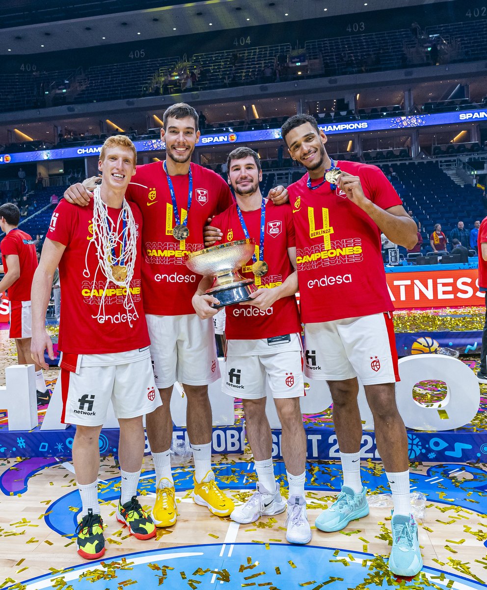 BaloncestoESP's tweet photo. La generación del 9⃣4⃣

#C4mpeones #SomosEquipo https://t.co/dphXXDQ6Ce