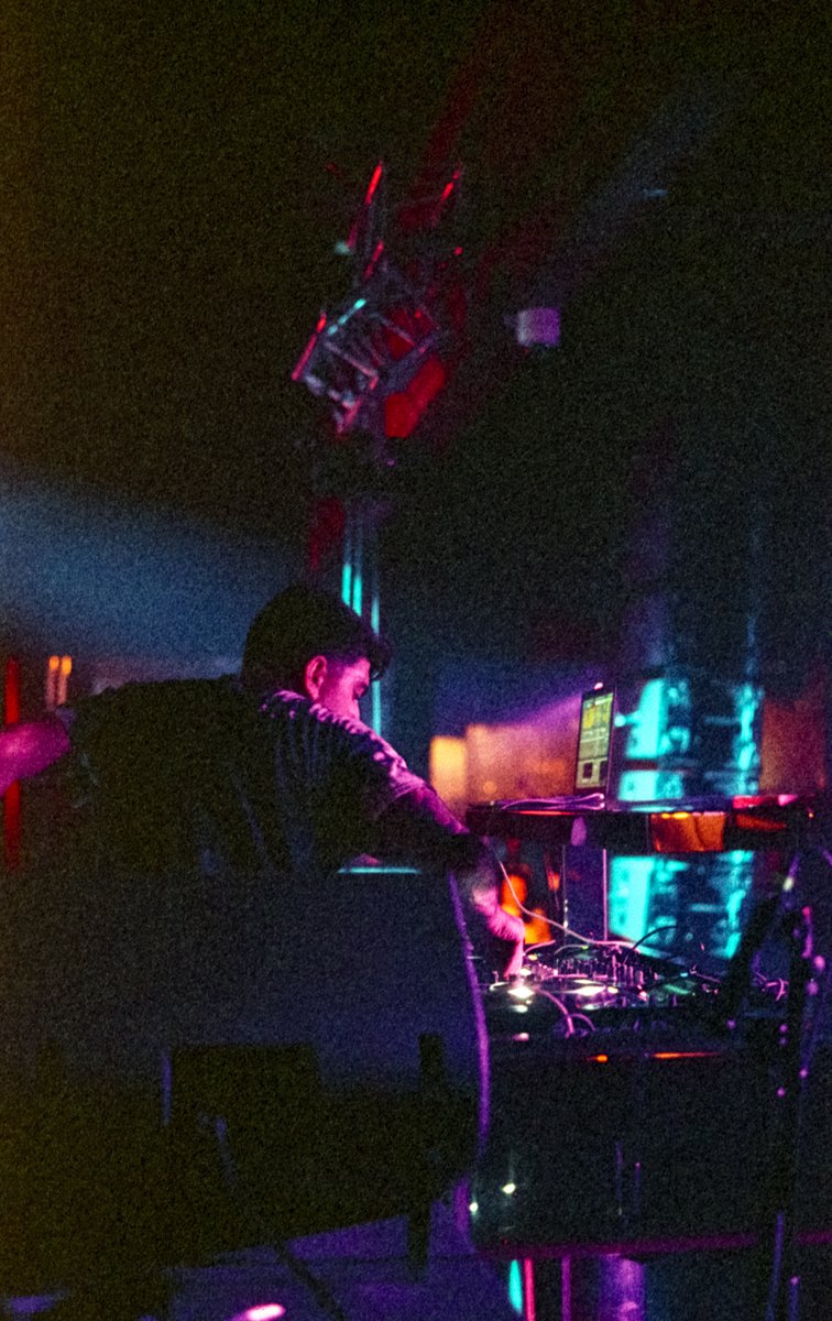 ryan_bounedara's tweet photo. I shot my first concert in film. Aside from not using a flash or ending up with pure black images, I didn't have any goals.

Here are the results, courtesy of The Darkroom Film Lab + @CineStillFilm's 800T.

@Pad_Chennington 
@discoholicmusic 
@fibrealex 
@DanMasonVapor https://t.co/MAgyLBDQan