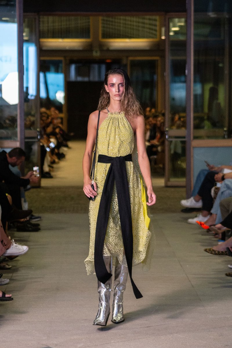 esnuestro_es's tweet photo. Es nuestro acudió al desfile de #PilarDalbat en el @COAMadrid y pudo conocer desde el front row del #desfile las propuestas para la próxima temporada: https://t.co/Ne72iKkwCD
#diseñoespañol #Esnuestro #hechoenEspaña #ecofriendly #solidocapaz #Granada #modadeautor #slowfashion https://t.co/GSPJLKYUPH