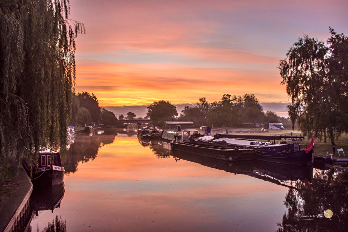 VeronicaJoPo's tweet photo. The wonderful sky over the magical Fens today 💛🧡❤️💜
River Great Ouse in Ely, Cambridgeshire #sunrise #thefens #magicaldays 
@SpottedInEly @StormHour @ChrisPage90 @WeatherAisling https://t.co/5llr37xrV5