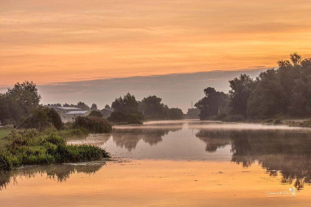 VeronicaJoPo's tweet photo. The wonderful sky over the magical Fens today 💛🧡❤️💜
River Great Ouse in Ely, Cambridgeshire #sunrise #thefens #magicaldays 
@SpottedInEly @StormHour @ChrisPage90 @WeatherAisling https://t.co/5llr37xrV5