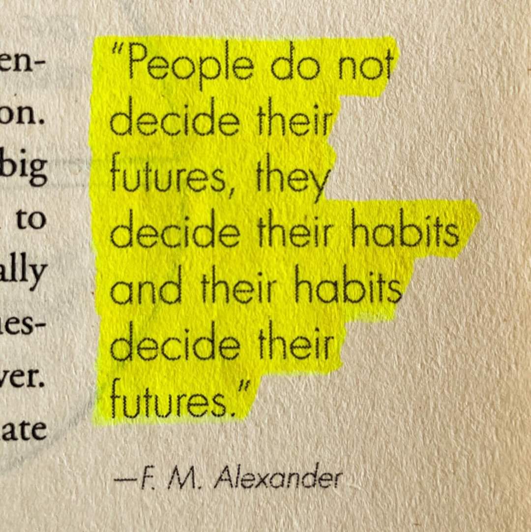 La gente no decide su futuro, decide sus hábitos y sus hábitos deciden su futuro.
