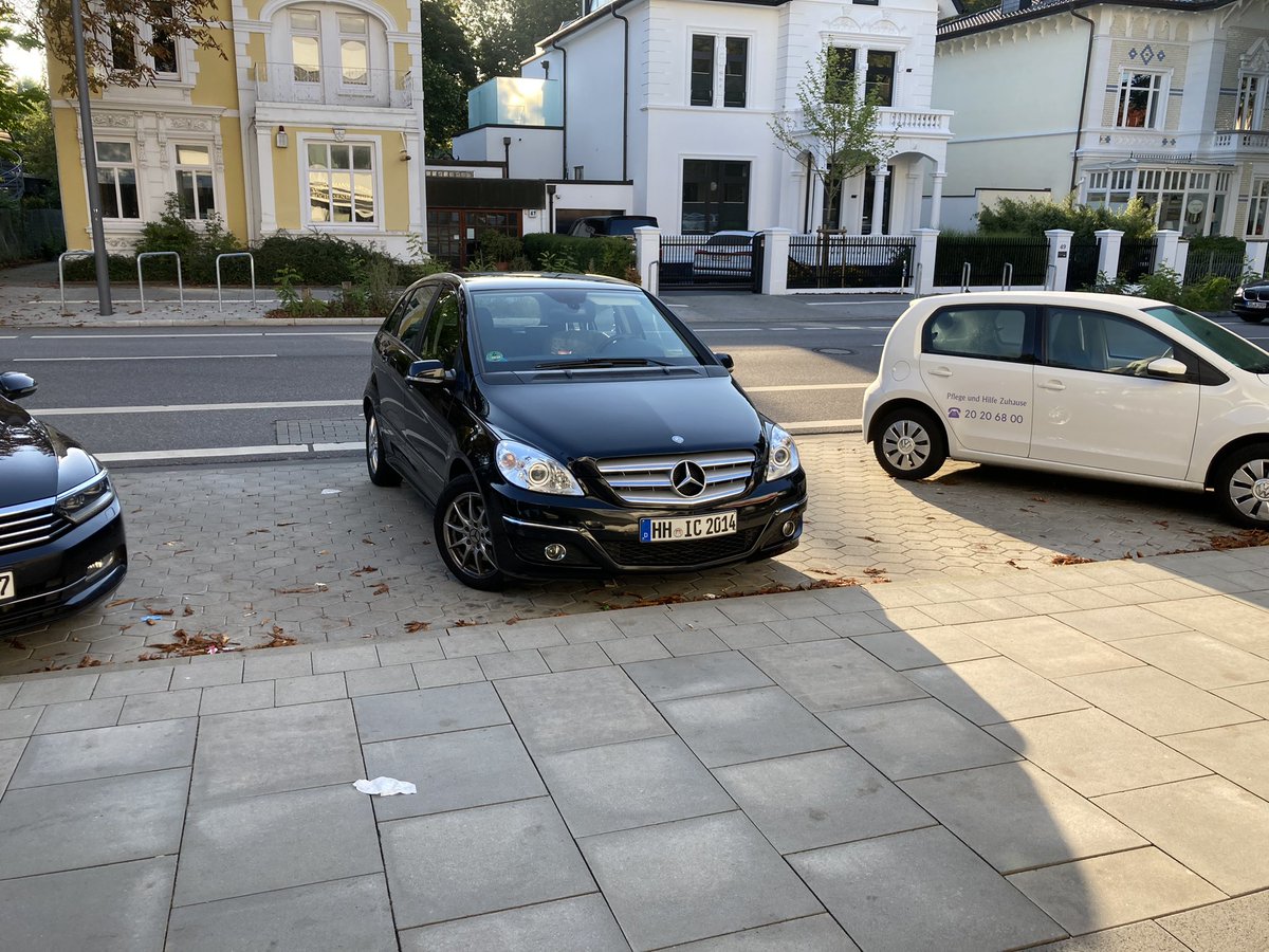 Auch eine Kunst, direkt drei Parkplätze gleichzeitig zu belegen, wenn man das mit dem Schrägparken nicht auf die Reihe kriegt