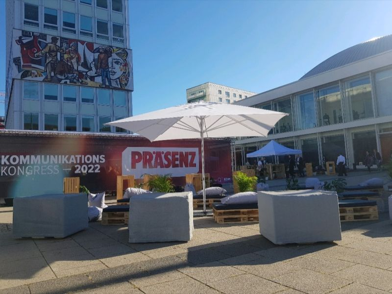 QuadrigaBerlin's tweet photo. Der #KKongress in #Praesenz bei bestem Wetter in Berlin. Der Auftakt mit einer eindringlichen, aber auch ermutigenden Keynote von Bernhard #Poerksen ist gemacht - und gleich geht's los mit dem #Barcamp PR for Future der #Quadriga Hochschule. https://t.co/p6N7ReHTGy
