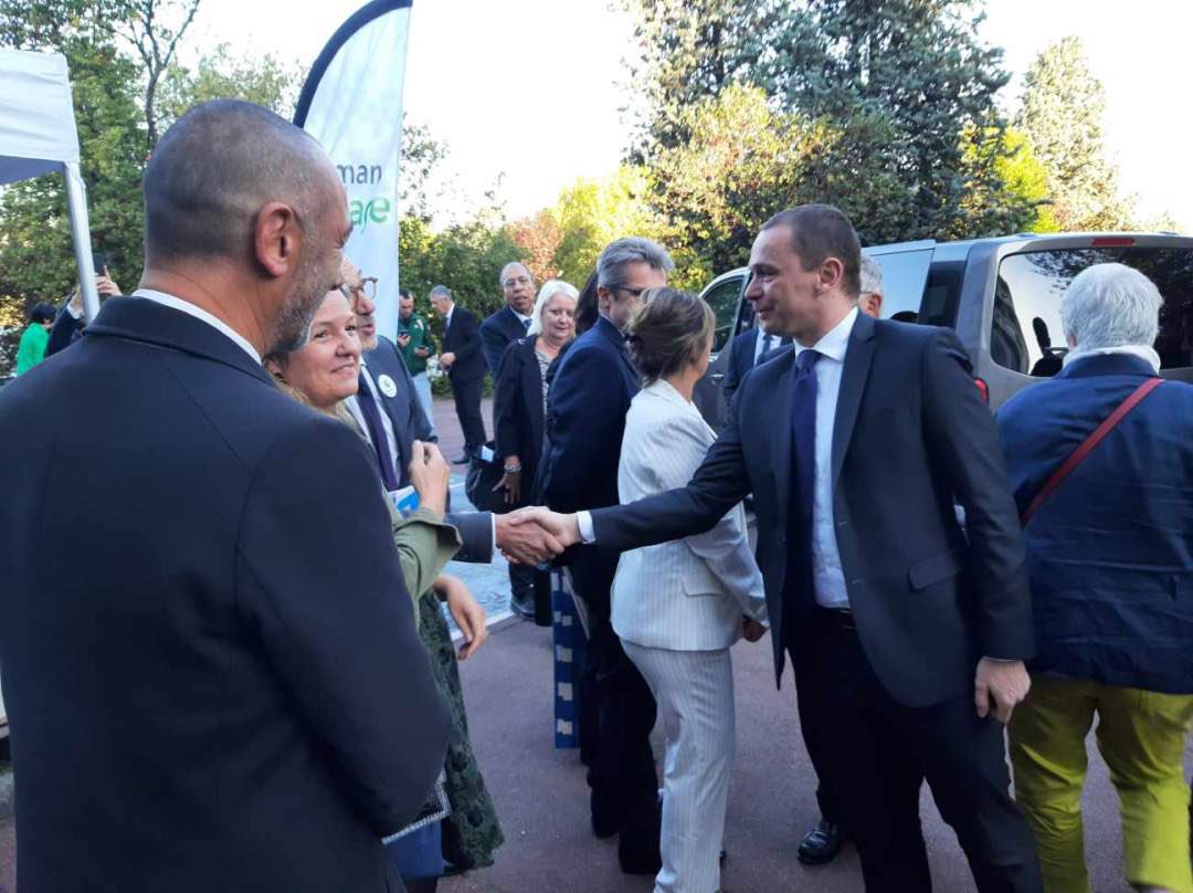 .<a href="/TOUBEAUfred/">Frédéric Toubeau</a>, Directeur @poleemploi_ara présent à l’<a href="/Afpa_Formation/">Afpa</a> de <a href="/Venissieux_/">Ville de Vénissieux</a> où le Ministre <a href="/olivierdussopt/">Olivier Dussopt</a> est venu inaugurer le « Manu Village » ✂️
Tiers lieu où les équipes @pole_emploi de #Venissieux réalisent des permanences et ateliers pour les demandeurs d’emploi !