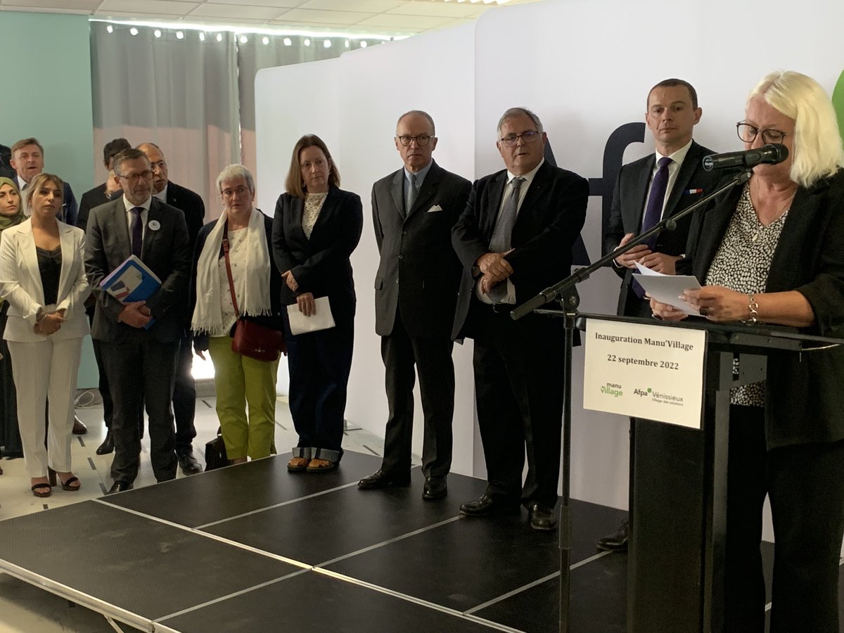 J_Sanfilippo's tweet photo. .@TOUBEAUfred, Directeur @poleemploi_ara présent à l’@Afpa_Formation de @Venissieux_ où le Ministre @olivierdussopt est venu inaugurer le « Manu Village » ✂️
Tiers lieu où les équipes @pole_emploi de #Venissieux réalisent des permanences et ateliers pour les demandeurs d’emploi ! https://t.co/umM4B8pFyX