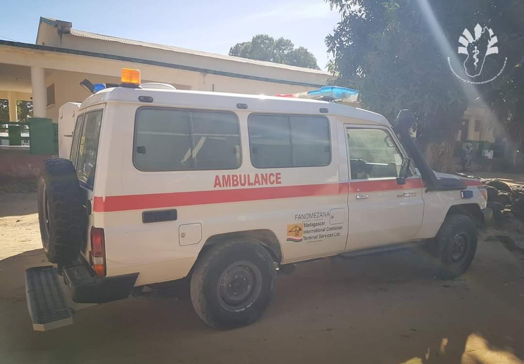 Msanp_Mada's tweet photo. Dans le cadre de la réalisation de la promesse présidentielle: #Velirano5 "Santé pour Tous et à Tout âge", le CHRD Ambilobe se voit doter d'une nouvelle ambulance afin de faciliter le transport des malades vers les hôpitaux. 
#Msanp https://t.co/HcwwvQ0xEB