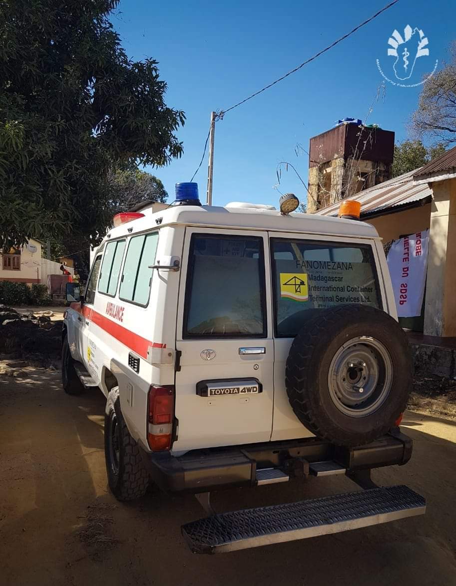Msanp_Mada's tweet photo. Dans le cadre de la réalisation de la promesse présidentielle: #Velirano5 "Santé pour Tous et à Tout âge", le CHRD Ambilobe se voit doter d'une nouvelle ambulance afin de faciliter le transport des malades vers les hôpitaux. 
#Msanp https://t.co/HcwwvQ0xEB