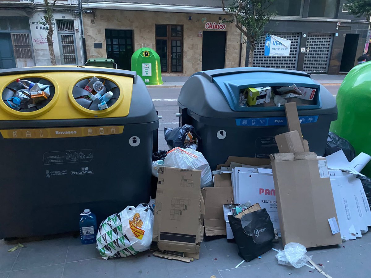 Reciclar es cosa de todos, pero la recogida es competencia del <a href="/AjuntCastello/">Ajuntament de Castelló</a>. Una imagen vale más que mil palabras, aquí tenéis dos. Pasan los días y la montaña de basura va creciendo. Gestión vergonzosa de <a href="/AmparoMarcoGual/">Amparo Marco Gual</a> <a href="/SocialistesCS/">Socialistes Castelló</a>