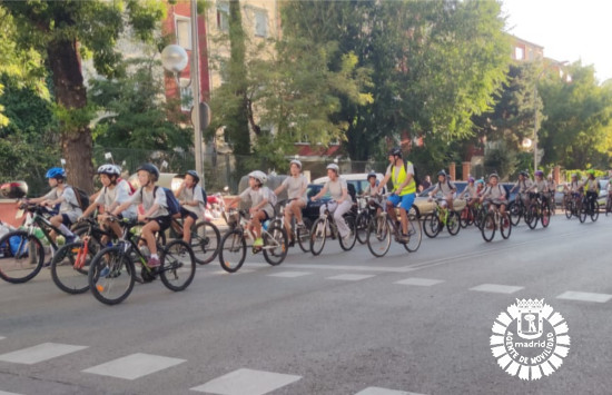AMovilidadMad's tweet photo. ¡#BuenosDías y #FelizJueves ! Nuestros 👮🏻‍♀️👮🏻acompañan a estas horas a niños y adultos 🚴🏻‍♀️🚴🏻‍♂️ por #Madrid para celebrar juntos el #DíaSinCoches.
A partir de las 10.30 h. comienza la bicicletada conjunta, ¡No te la pierdas!
#AgentesDeMovilidad #SemanaDeLaMovilidad #ProyectoSTARS https://t.co/MQp6w3szzy