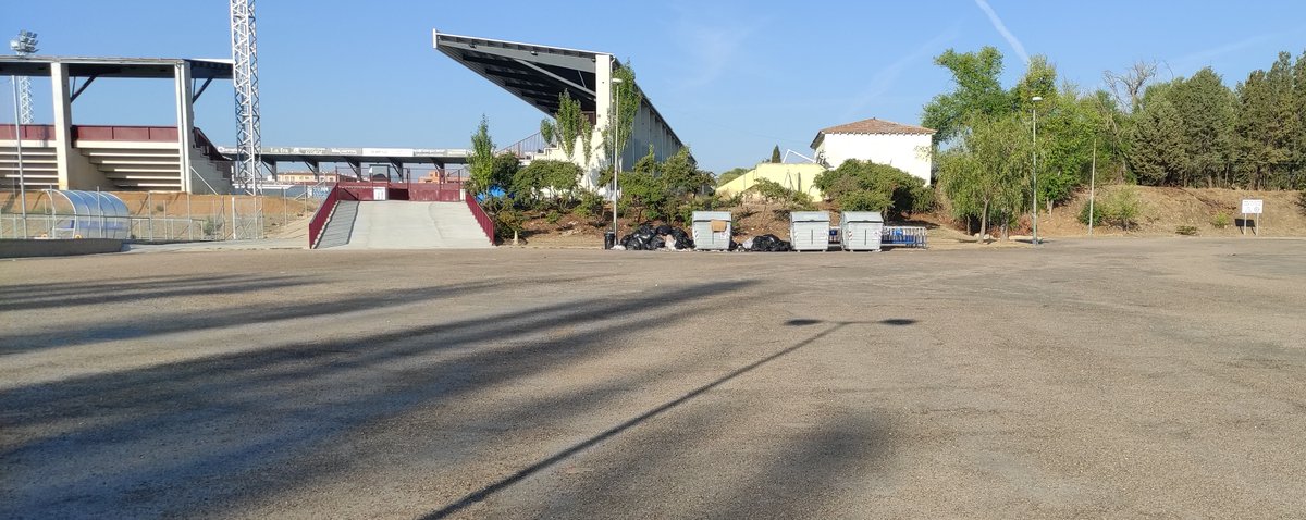 UGT_dipu_sa's tweet photo. @dipusalamanca , @aytoSalamanca , @UnionistasCF ,@LaGacetaSA , @SERSalamanca , @TribunaSal ,@s24horas ,@PSOESalamanca ,@PPSalamanca ,@COPEsalamanca 
Este es el patio de juegos en el recreo de los alumnos del Colegio de Educación Especial "Reina Sofia", desde el pasado domingo... https://t.co/jeS2FYVYSC