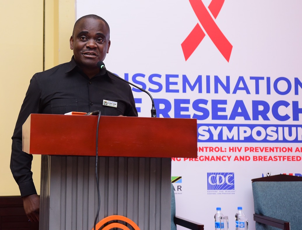 mdh_tanzania's tweet photo. At the ongoing research dissemination symposium, Dr. Rashid Mfaume [RMO Dar] calls for research collaborators to work together and engage policy makers during planning for research questions

#HIV 
#HIVDR 
#untileveryoneishealthy https://t.co/auVQpiPD5v