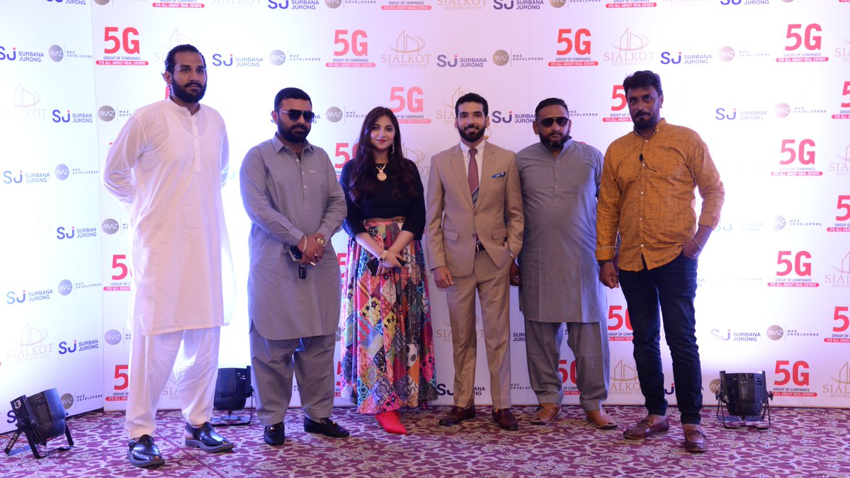 PropWalayPk's tweet photo. Team Property Walay formally attended the 𝐂𝐨𝐧𝐭𝐫𝐚𝐜𝐭 𝐒𝐢𝐠𝐧𝐢𝐧𝐠 𝐂𝐞𝐫𝐞𝐦𝐨𝐧𝐲 of Surbana Jourang and Maz Developer.
#sialkotmotorwaycity #SurbanaJourang #housingsociety 
#residential #commercial #plots #luxurylifestyle
#PropWalayPk #PropertyWalay #Sialkot https://t.co/F2qmu8wSf8