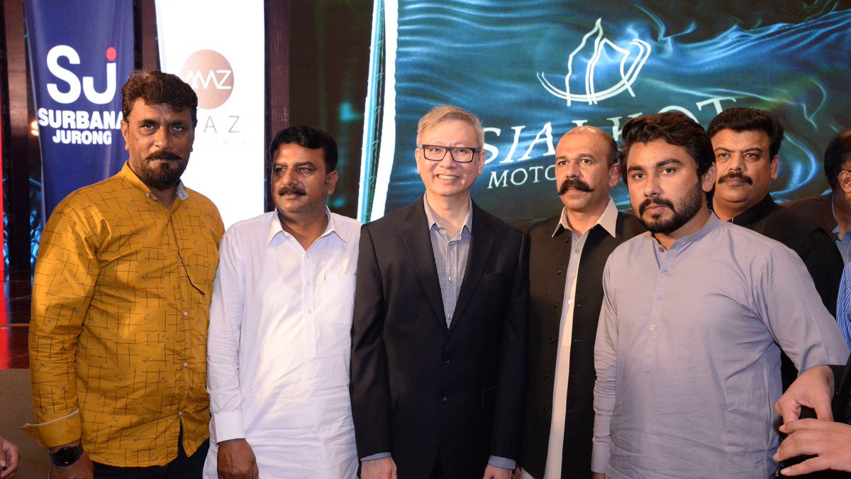 PropWalayPk's tweet photo. Team Property Walay formally attended the 𝐂𝐨𝐧𝐭𝐫𝐚𝐜𝐭 𝐒𝐢𝐠𝐧𝐢𝐧𝐠 𝐂𝐞𝐫𝐞𝐦𝐨𝐧𝐲 of Surbana Jourang and Maz Developer.
#sialkotmotorwaycity #SurbanaJourang #housingsociety 
#residential #commercial #plots #luxurylifestyle
#PropWalayPk #PropertyWalay #Sialkot https://t.co/F2qmu8wSf8