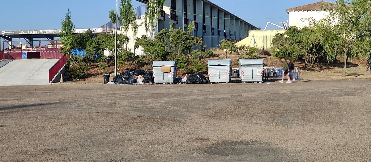UGT_dipu_sa's tweet photo. @dipusalamanca , @aytoSalamanca , @UnionistasCF ,@LaGacetaSA , @SERSalamanca , @TribunaSal ,@s24horas ,@PSOESalamanca ,@PPSalamanca ,@COPEsalamanca 
Este es el patio de juegos en el recreo de los alumnos del Colegio de Educación Especial "Reina Sofia", desde el pasado domingo... https://t.co/jeS2FYVYSC