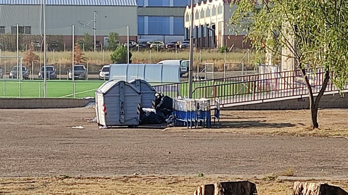 UGT_dipu_sa's tweet photo. @dipusalamanca , @aytoSalamanca , @UnionistasCF ,@LaGacetaSA , @SERSalamanca , @TribunaSal ,@s24horas ,@PSOESalamanca ,@PPSalamanca ,@COPEsalamanca 
Este es el patio de juegos en el recreo de los alumnos del Colegio de Educación Especial "Reina Sofia", desde el pasado domingo... https://t.co/jeS2FYVYSC