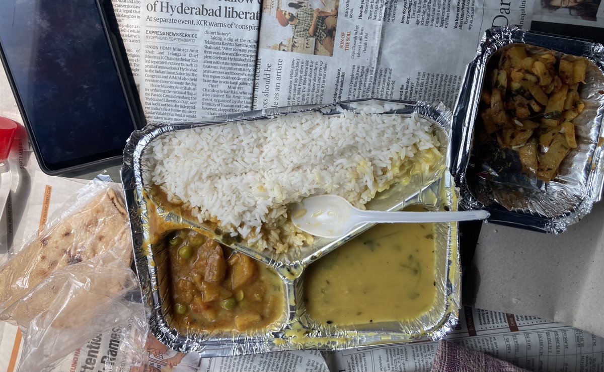 ShibajeeSamadd1's tweet photo. So much for a veg lunch ⁦@IRCTCofficial⁩ ⁦@RailMinIndia⁩ ⁦@IndianRailUsers⁩ ⁦@RailMinistry_in⁩ https://t.co/jz6eqAMUVi