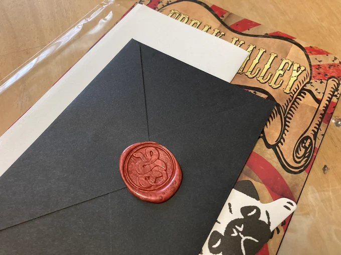篠崎マーティさん …もとい、RHA(RED HAND AGENCY)より御本が届きました開封と同時にフワッと怪しげに香るフレグランスそして黒い封筒に紅い蛇の封蝋!空けると中にはRH社長からのお礼状が!(ちゃんと日本語対訳付きの親切仕様)めっちゃくちゃカッコ良くてシビれました!! 