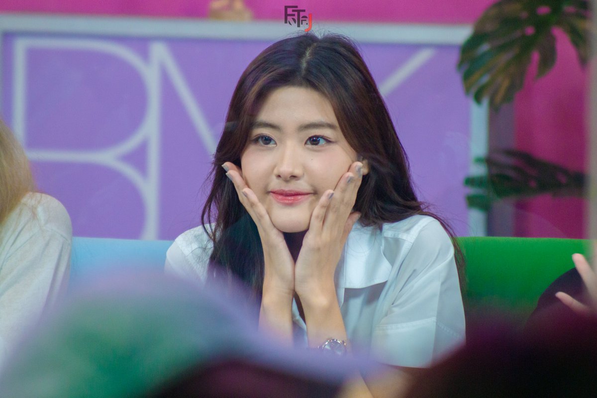 fota_j's tweet photo. สาวมหาลัยยย
#GygeeBNK48 #Gygee #BNK48 https://t.co/6rtDboTBho