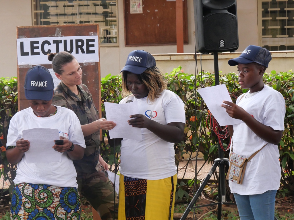 MISLOG_BANGUI's tweet photo. A @AFBanguiRCA dans le 1er arrd de Bangui, s'est déroulée la dernière session des ateliers LED qui ont encore une fois réunis petits et grands banguissois, afin d’échanger et d’apprendre avec quelques militaires de la #MISLOG.
@EfgOfficiel @EtatMajorFR @armeedeterre https://t.co/SnLJLhvGkN