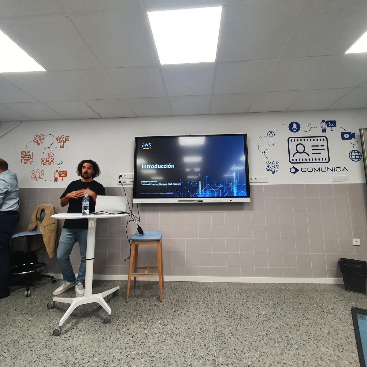 CEFIRE_FP_ERE's tweet photo. 🔔Comença la Jornada #FPCloud amb @aws al @cipfpmislata 🏫, amb especialistes internacionals com Iñaki Bilbao, Marcelo Rauscher, Mariana Hollyday, Iram Bashir y Alexandra Isen. Hui la FP se'n puja al ☁️ https://t.co/gJ90P46jRh