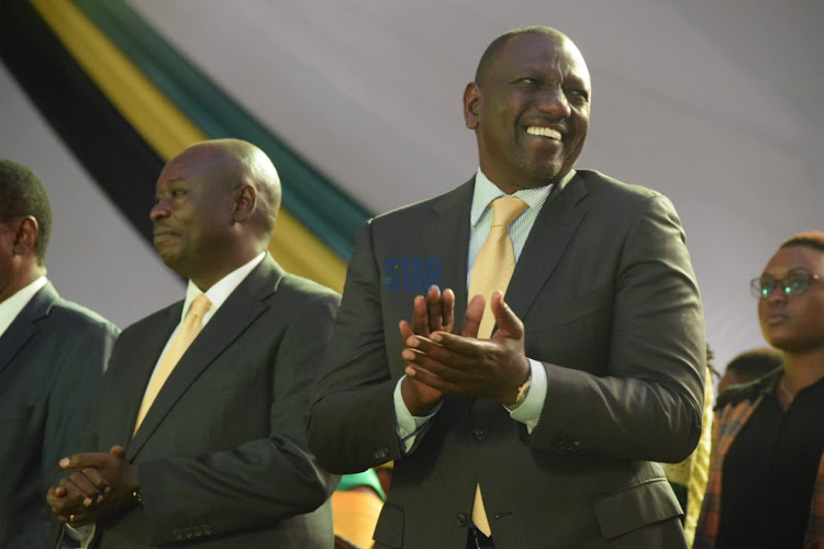 SmartDatalytic's tweet photo. I’ve noticed that President Ruto has learnt from Uhuru’s mistakes. He has NOT said it’s a 50-50 govt in his deal with Rigathi Gachagua. He has NOT promised 50% Govt to mt Kenya. He outlaid KPIs &amp; rewards. He also states he is in control. It’s his ship. That I respect and admire!! https://t.co/y6zLPP5CAT