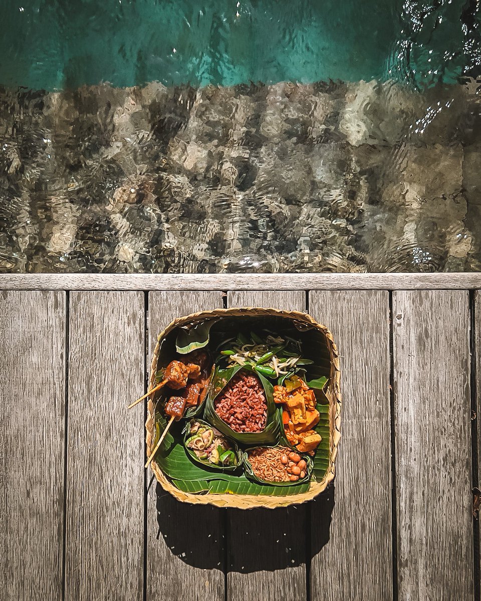 A comida na Indonésia é sensacional, deliciosa, barata e linda! 

Nasi Campur no Sedasa Cafe