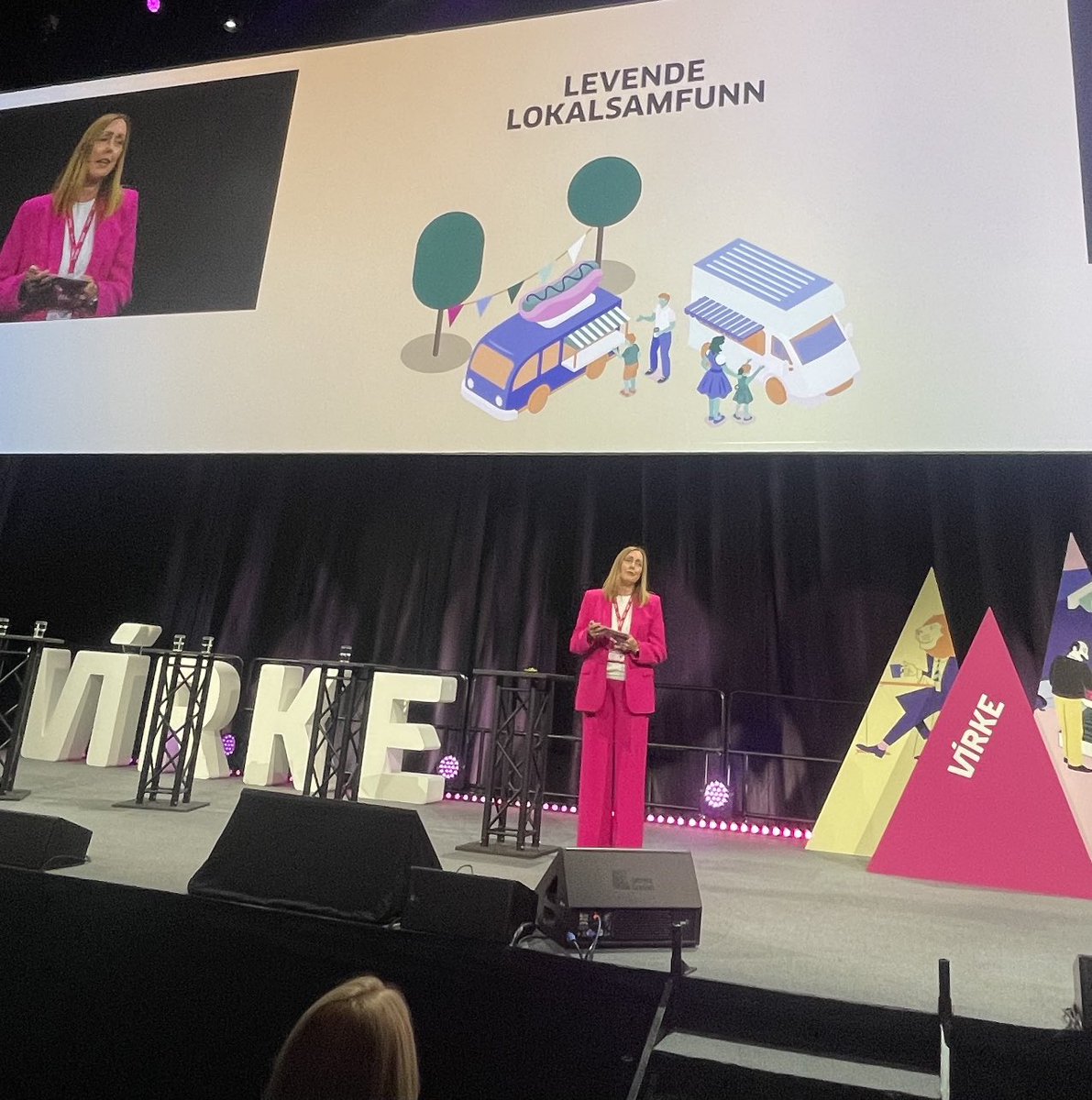 KBeitland's tweet photo. Offisiell åpning #VirkeArena 2022 - viktig politisk oppfording før kommune- valget «Folk med rett kompetanse, Grønn vekst og like Konkurransevilkår», sier Irlinn Tystad #tvillingtransformasjon @virke_no @MicrosoftNorge https://t.co/tNWR8B2XIX