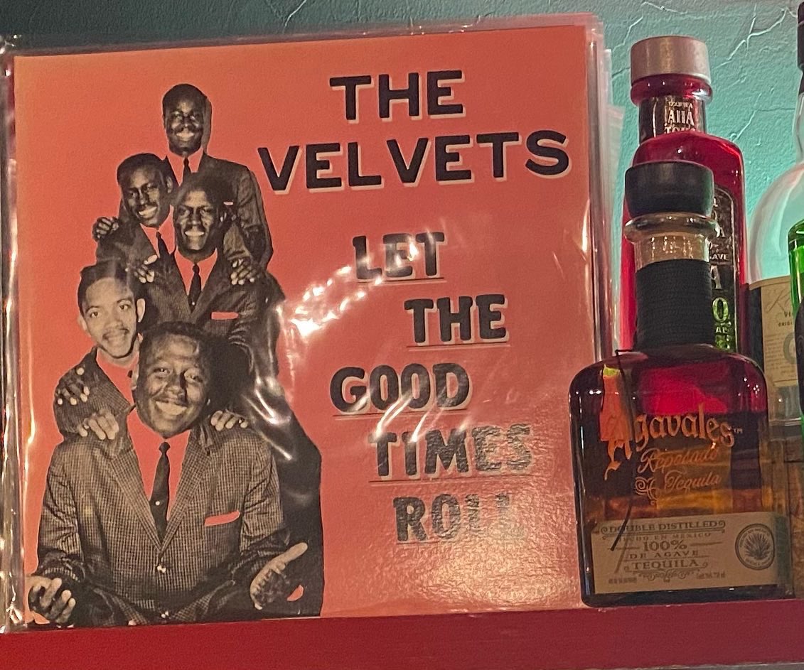 FALCON_NONDRAGS's tweet photo. 今日のレコードは1964年リリース ザ ・ヴェルヴェッツでLet The Good Times Roll♪
今日の珈琲は🇧🇷☕️
開店。
#アナログ #レコード #12インチ#80s #80smusic #50s #60s #oldies #fifties #soul #doowop #royorbison #joemelson #barstingray https://t.co/HWufZdW6lz