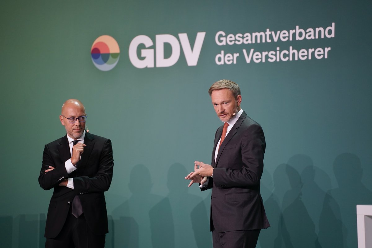 gdv_de's tweet photo. @c_lindner im Talk mit @JoergAsmussen: Am Finanzplatz Deutschland sind Versicherungen ein echtes Asset #VersTag22 https://t.co/StFsI4eprp