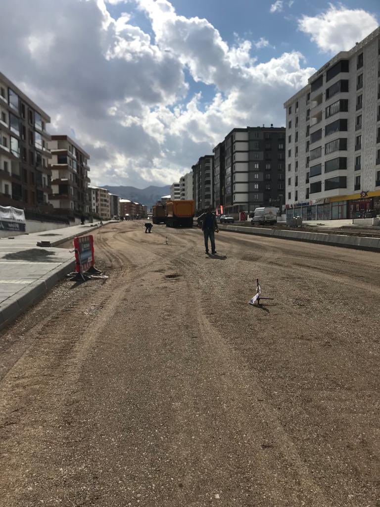 Zekai Aksakallı Caddemizdeki asfalt çalışmalarımızı sürdürüyoruz. Şehrimizin ulaşımını sokak sokak, cadde cadde geliştirmeye devam.