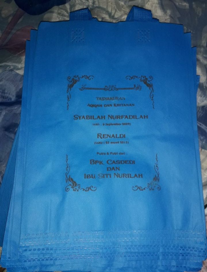 akang_De's tweet image. Sore santai tapi nggak juga. 
Pemakaian tas kain spunbond makin marak ya, sudah seperti plastik kresek.
Tas spunbond pabrikan umumnya dipress dengan gramasi 70-75 gsm.
Untuk ukuran custom bisa dijahit dan disablon.

#taskain #goodiebag #sablon