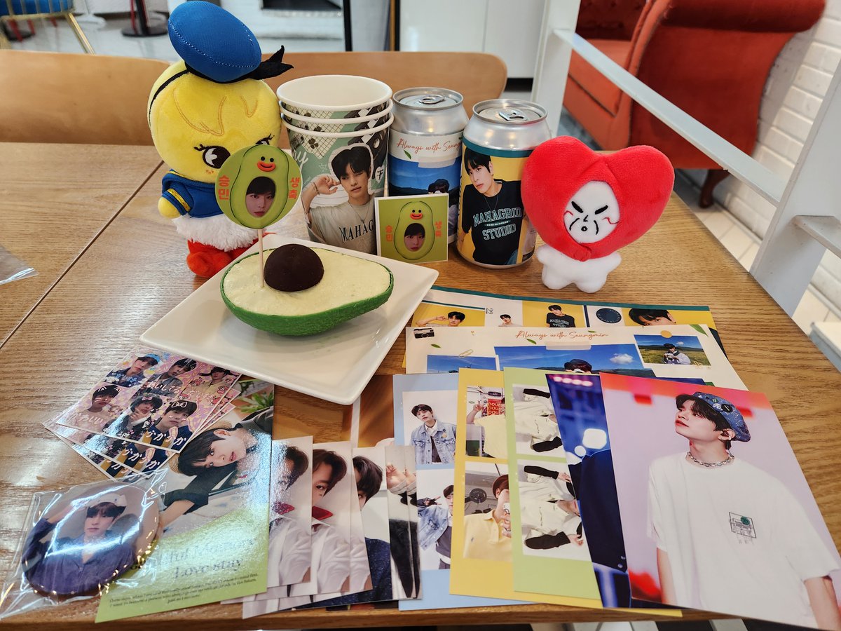happy_skids's tweet photo. #승민이와_함께_아름다운_추억
#Beautiful_Memory
너무 아기자기 귀엽고 예쁘게 꾸며져있었어요
아보카도 케이크 너무 귀여웠구
특전도 와방방 많이 줘서 행복 그자체였습니다..💕
뽁아리와 킹름이가 함께 승민이 생일 축하해주고 왔어용 https://t.co/NKEJcg3LpS