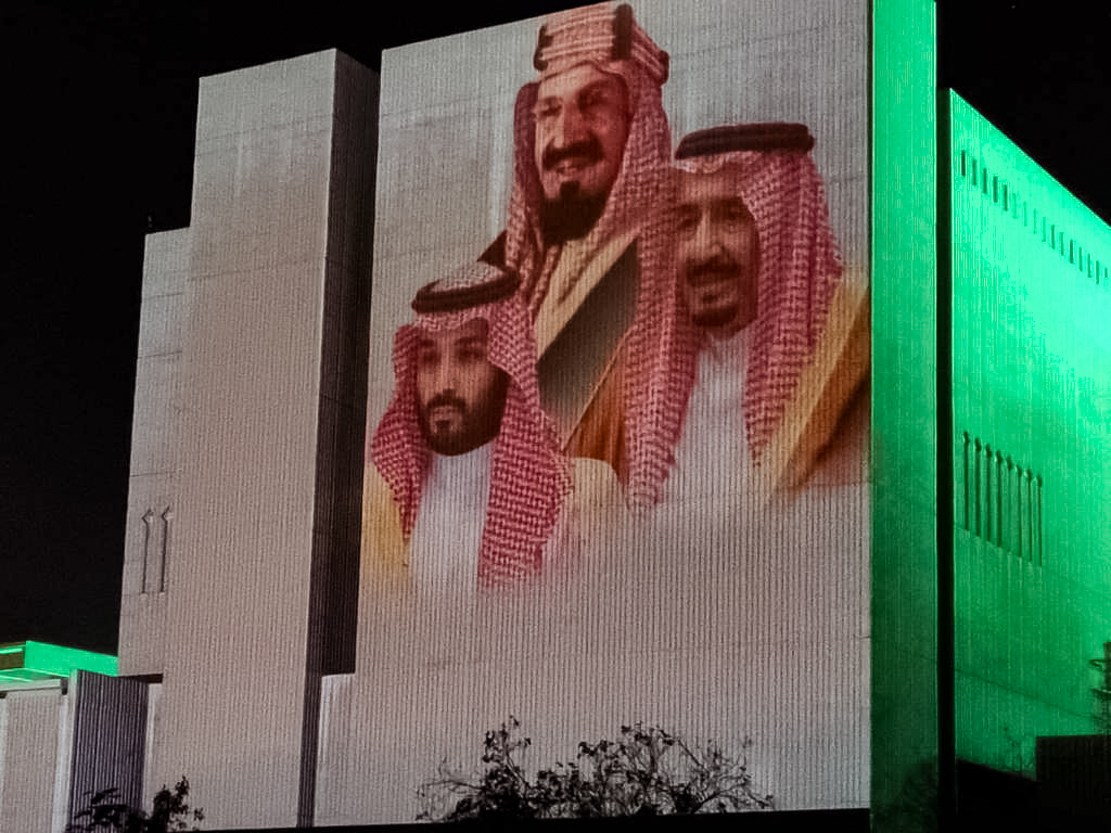 KFUPM's tweet photo. احتفالاً باليوم الوطني الـ 92، #جامعة_الملك_فهد_للبترول_والمعادن  تتألق باللون الأخضر .. مبانيها وكلياتها ومرافقها تزدان بلون العلم!

نرفع الهامات فخراً واعتزازاً

#KFUPM https://t.co/LcGyRDpq8H